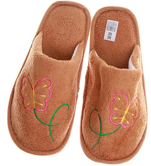 Pluszowe brązowe kapcie damskie z haftem /C6-1 15948 S4-5/