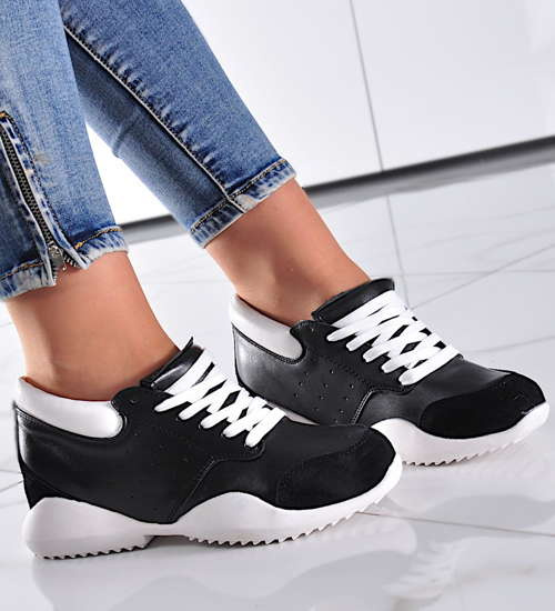 Czarne sneakersy na niskim koturnie /B2-3 9721 S190/