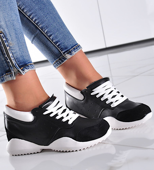 Czarne sneakersy na niskim koturnie /B2-3 9721 S190/