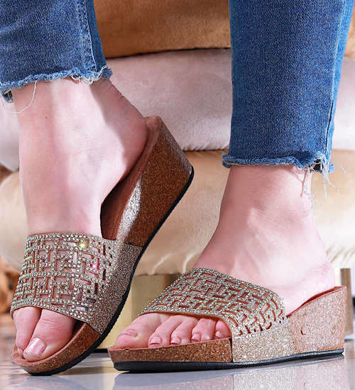 Złote klapki damskie na koturnie /B3-3 13824 T199/ Złote klapki damskie na koturnie /B3-3 13824 T199/