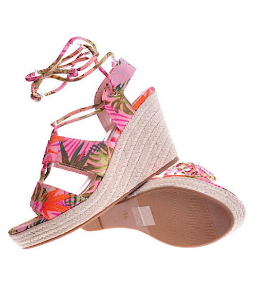 Różowe sandały na koturnie w kwiaty /A2-2 11802 T693/