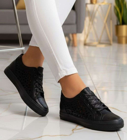 Czarne ażurowe trampki na koturnie /E3-1 17201 G6/