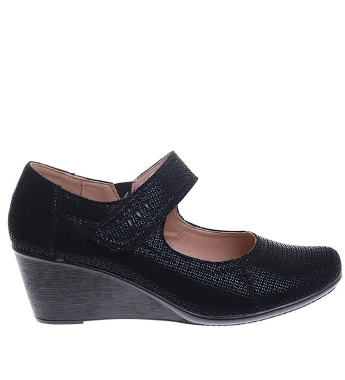 Czarne czółenka z paskiem na koturnie /G11-2 15130 S583/