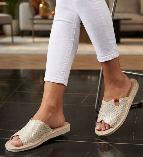 Odkryte kapcie damskie Złote /E7-1 17644 S165/