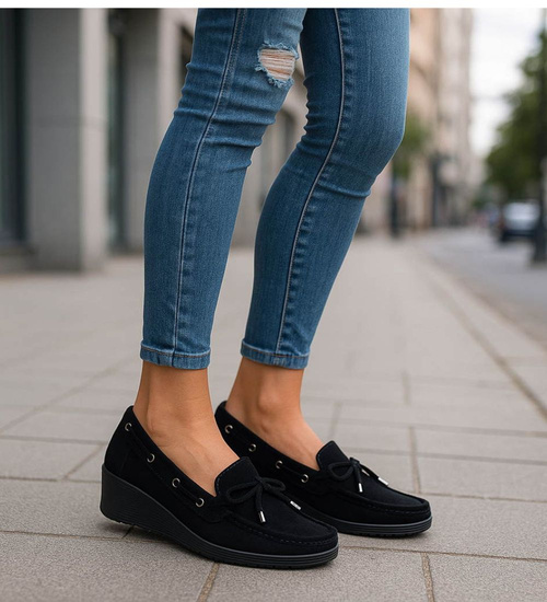 Czarne czółenka na niskim koturnie /G11-2 18221 W233/