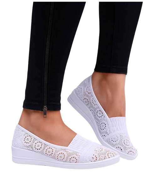 Białe koronkowe tenisówki na niskim koturnie /E5-3 16475 T206/