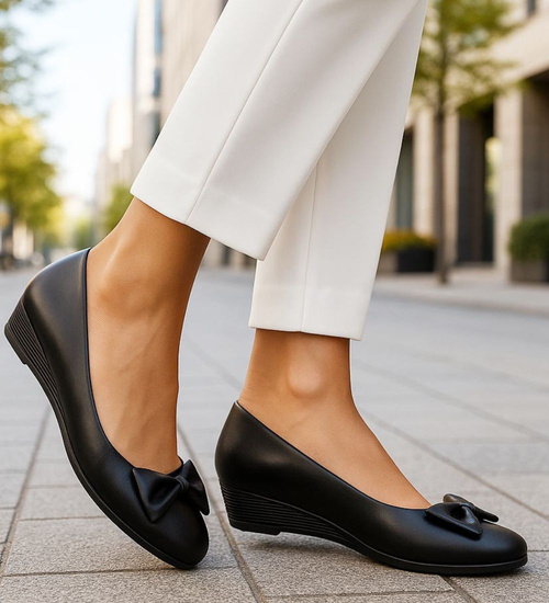 Czarne czółenka na niskim koturnie /C3-2 14607 T144/