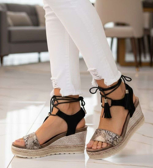 Sandały na koturnie i platformie Czarne /D8-2 14047 S290/