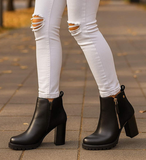 Botki damskie na stabilnym obcasie Czarne /E1-3 18318 T4814/