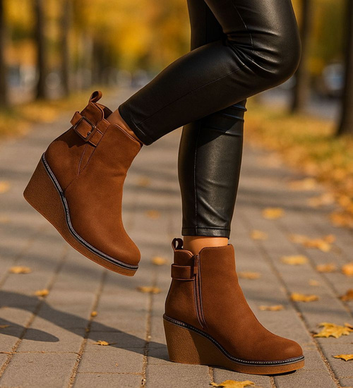 Karmelowe botki damskie na koturnie /D2-1 18352 W385/