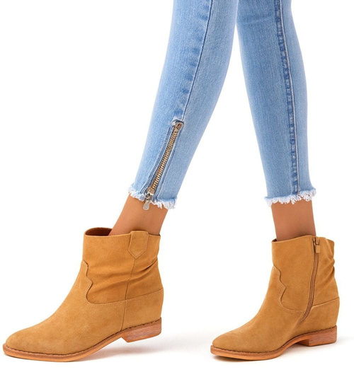 Zamszowe botki damskie na niskim koturnie Camel /F6-2 3961 T296/