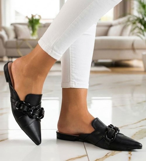 Czarne damskie klapki z łańcuszkiem /A7-2 11776 T390