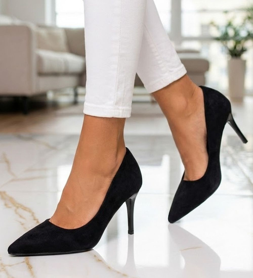 Czarne zamszowe czółenka damskie na szpilce /A1-3 11806 T594/