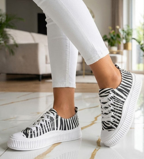 Sznurowane trampki na platformie /C6-2 12280 S293/