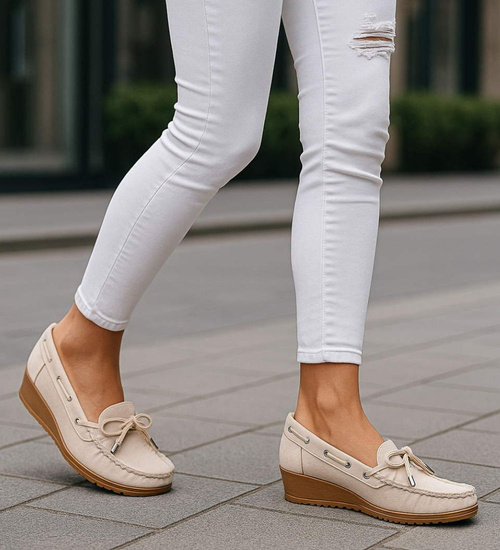 Beżowe czółenka na niskim koturnie /B4-2 18220 W233/