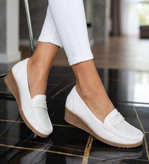 Białe buty czółenka na niskim koturnie /F8-2 18677 T382/