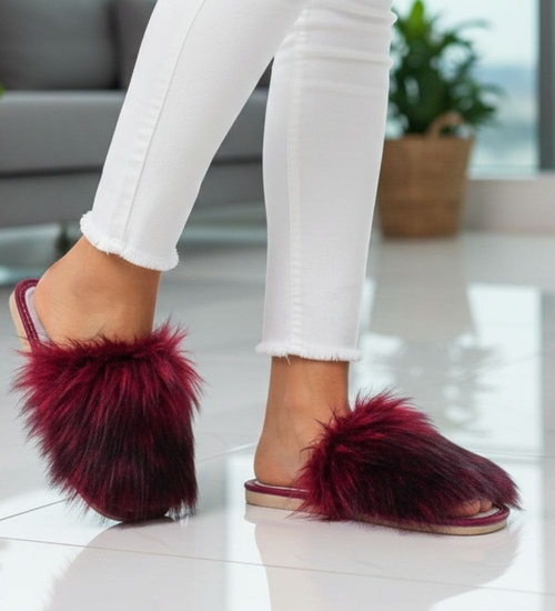 Bordowe klapki z efektownym futerkiem /C1-1 2832 K197/