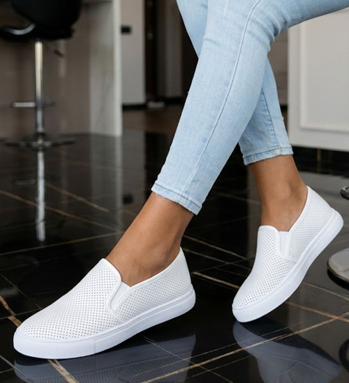 Białe wsuwane ażurowe tenisówki slip on /F2-2 15641 T184/