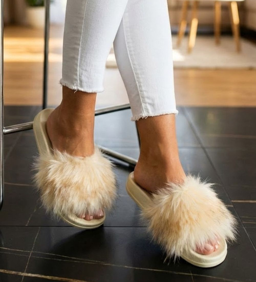 Beżowe klapki damskie z futerkiem /G4-2 4208 S1077/