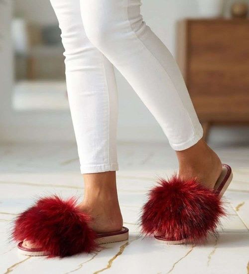 Bordowe klapki z efektownym futerkiem /C1-1 2832 K197/