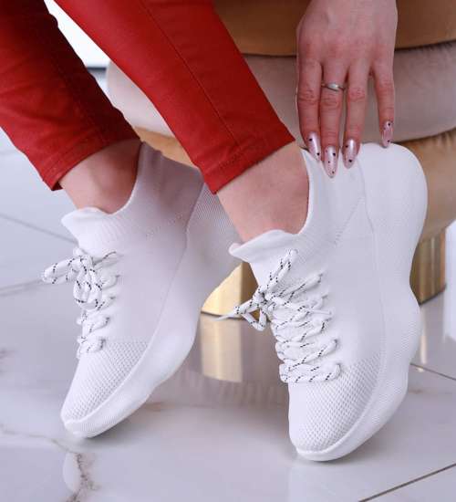 Białe buty sportowe na niskim koturnie i platformie /E2-3 13518 T236/