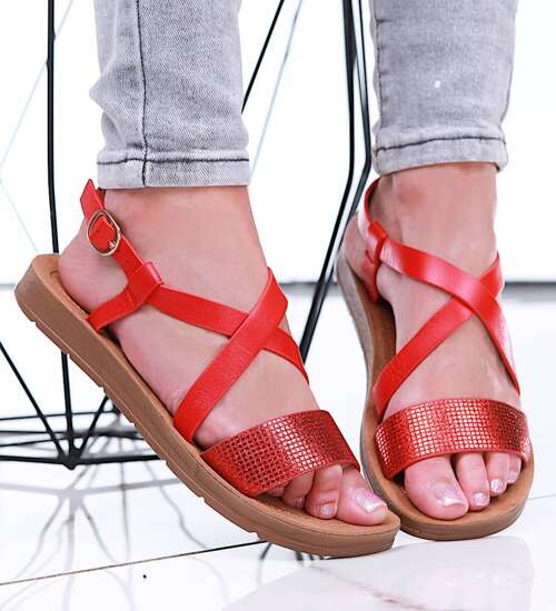 Czerwone damskie sandały na płaskim obcasie /B4-3 16275 T261/